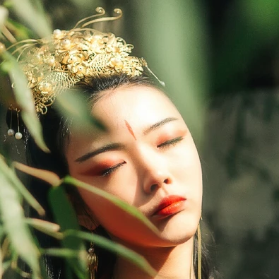 紅衣帶兵器女生頭像，唯美古風真人頭像