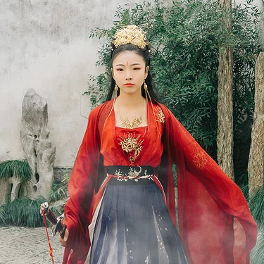 紅衣帶兵器女生頭像，唯美古風真人頭像