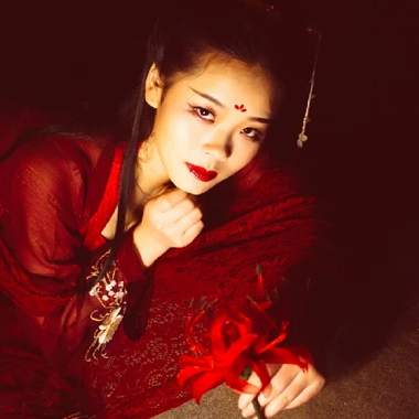夜晚彼岸花紅衣女生頭像，唯美古風真人頭像