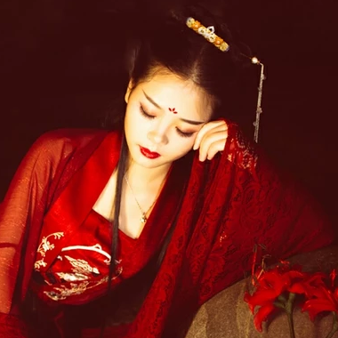 夜晚彼岸花紅衣女生頭像，唯美古風真人頭像