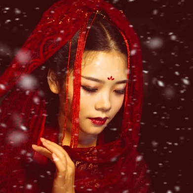 夜晚彼岸花紅衣女生頭像，唯美古風真人頭像
