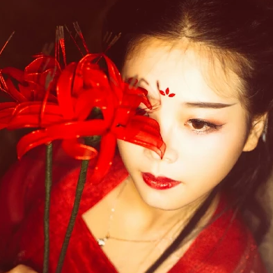 夜晚彼岸花紅衣女生頭像，唯美古風真人頭像