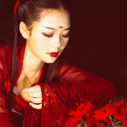 夜晚彼岸花紅衣女生頭像，唯美古風真人頭像