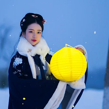 月夜下提燈女生頭像，唯美古風真人頭像