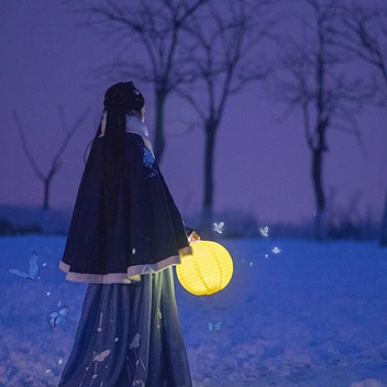 月夜下提燈女生頭像，唯美古風真人頭像