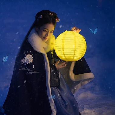 月夜下提燈女生頭像，唯美古風真人頭像