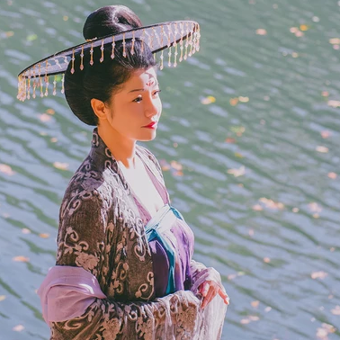 波光秋色帶古琴女生頭像，唯美古風真人頭像