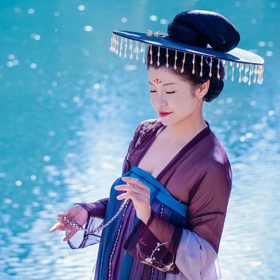 波光秋色帶古琴女生頭像，唯美古風真人頭像