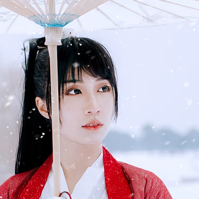 初雪紅衣俠客女生頭像，唯美古風真人頭像
