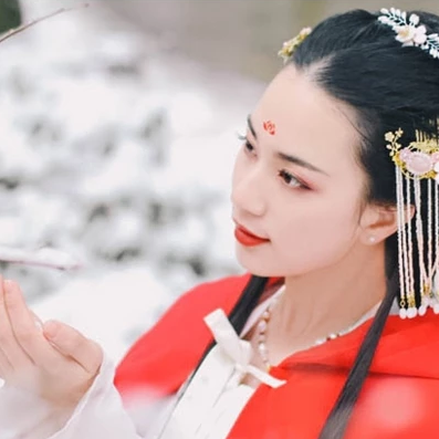 寒雪紅披風女生頭像，唯美古風真人頭像