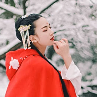 寒雪紅披風女生頭像，唯美古風真人頭像