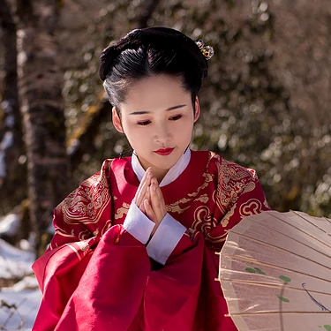 古典紅衣帶傘女生頭像，唯美古風真人頭像