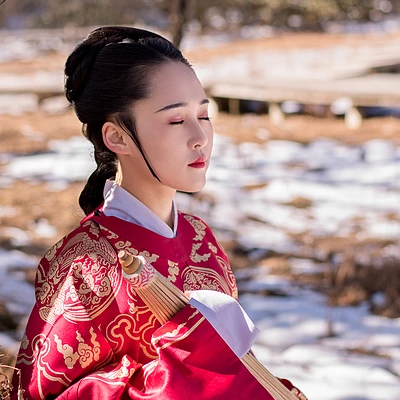 古典紅衣帶傘女生頭像，唯美古風真人頭像