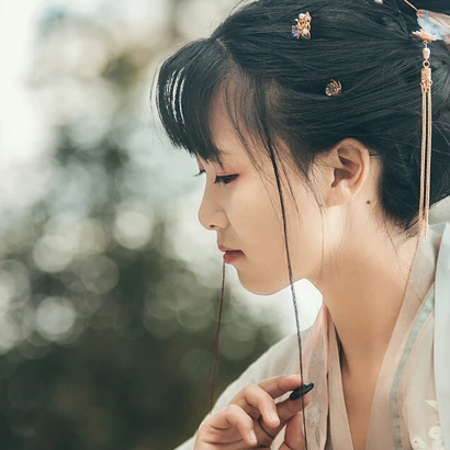 淡雅清新文藝帶團扇女生頭像，唯美古風頭像