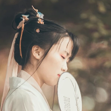 淡雅清新文藝帶團扇女生頭像，唯美古風頭像