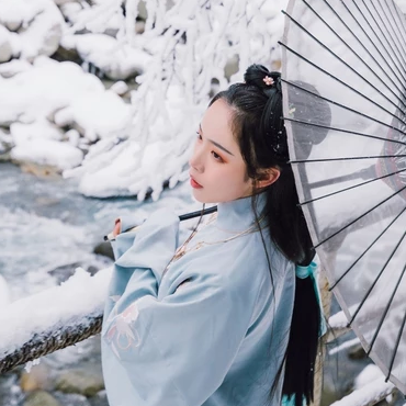 雪地清新閨蜜帶傘頭像，唯美古風真人頭像