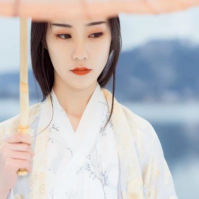 江山雪地帶傘女生頭像，唯美古風真人頭像