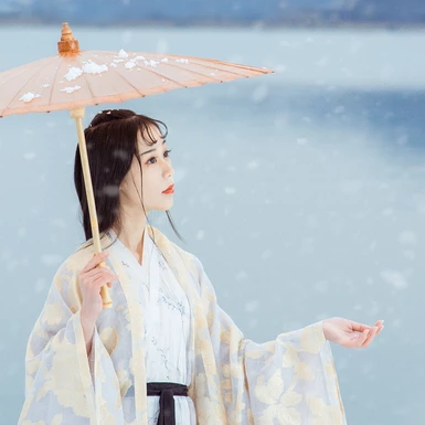 江山雪地帶傘女生頭像，唯美古風真人頭像