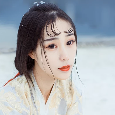 江山雪地帶傘女生頭像，唯美古風真人頭像
