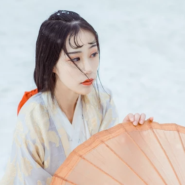 江山雪地帶傘女生頭像，唯美古風真人頭像