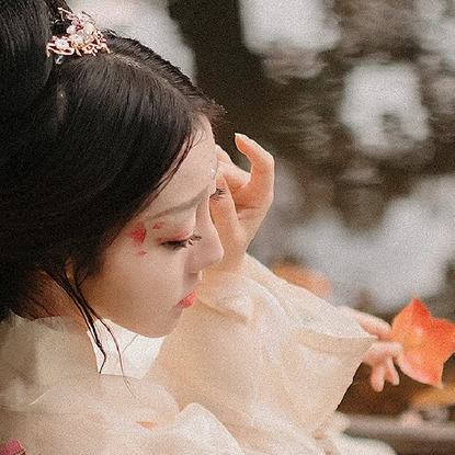 秋葉帶團扇文藝女生頭像，唯美古風真人頭像