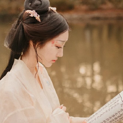 秋葉帶團扇文藝女生頭像，唯美古風真人頭像