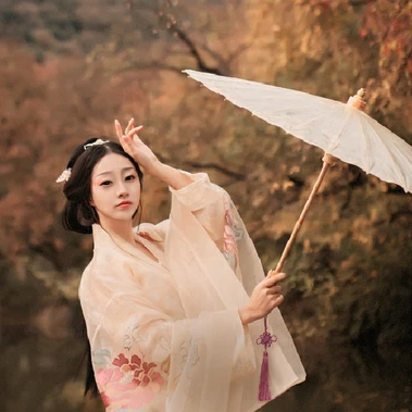 秋葉帶團扇文藝女生頭像，唯美古風真人頭像