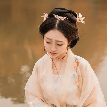 秋葉帶團扇文藝女生頭像，唯美古風真人頭像