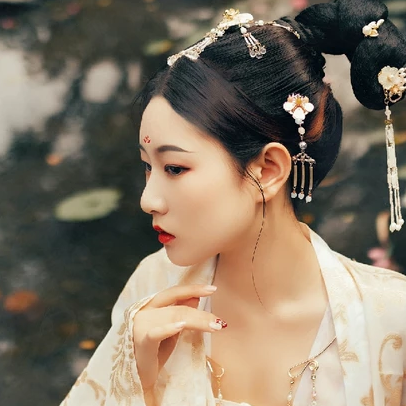 花溪佳人帶團扇女生頭像，唯美古風真人頭像