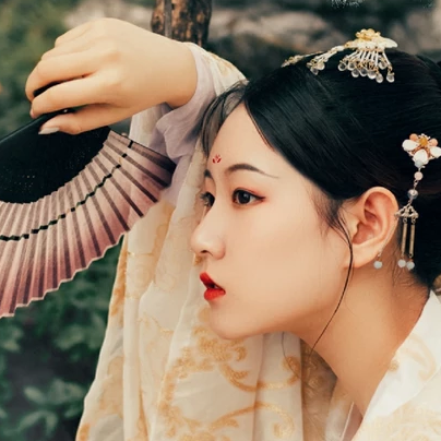 花溪佳人帶團扇女生頭像，唯美古風真人頭像