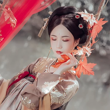 秋千仕女帶團扇女生頭像，唯美古風真人頭像