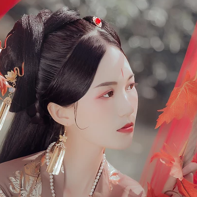 秋千仕女帶團扇女生頭像，唯美古風真人頭像
