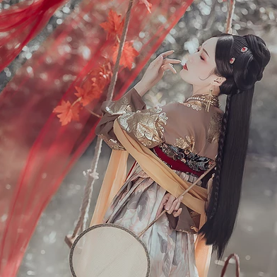 秋千仕女帶團扇女生頭像，唯美古風真人頭像