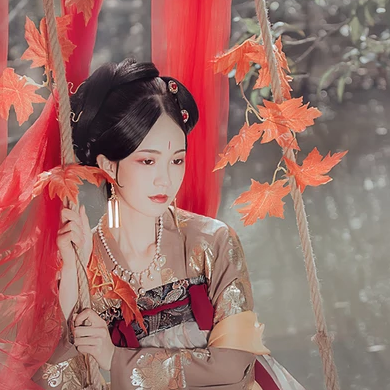 秋千仕女帶團扇女生頭像，唯美古風真人頭像