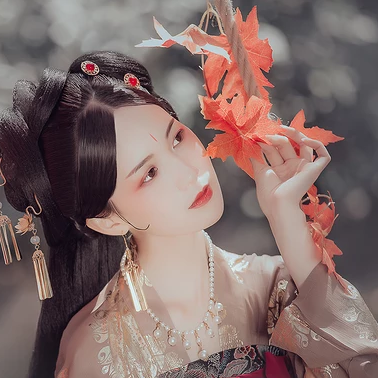 秋千仕女帶團扇女生頭像，唯美古風真人頭像