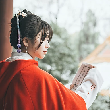 清新文藝紅披風女生頭像，唯美古風真人頭像