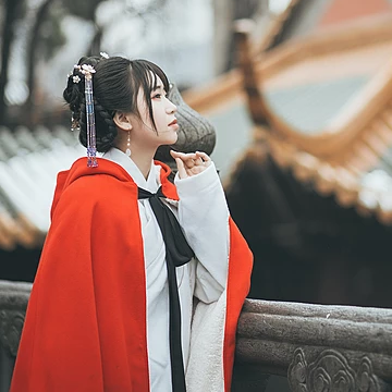 清新文藝紅披風女生頭像，唯美古風真人頭像