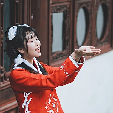 清新文藝紅披風女生頭像，唯美古風真人頭像