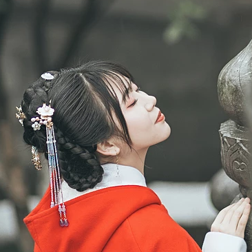 清新文藝紅披風女生頭像，唯美古風真人頭像