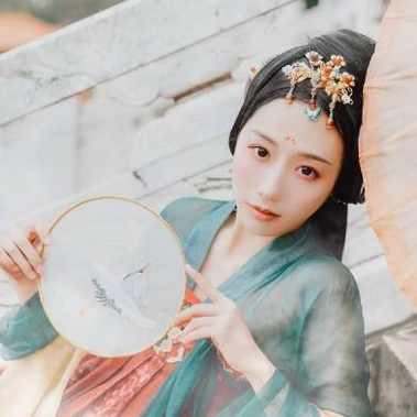 紅妝典雅帶傘團扇女生頭像，唯美古風真人頭像