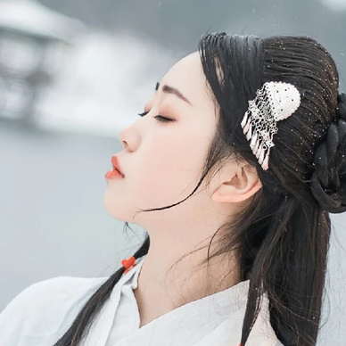 白衣素雪帶傘女生頭像，唯美古風真人頭像