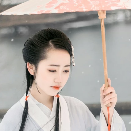 白衣素雪帶傘女生頭像，唯美古風真人頭像