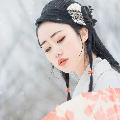 白衣素雪帶傘女生頭像，唯美古風真人頭像