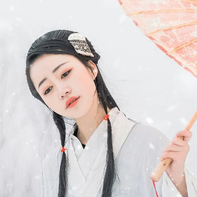 白衣素雪帶傘女生頭像，唯美古風真人頭像