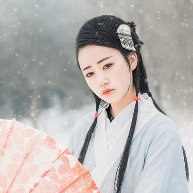 白衣素雪帶傘女生頭像，唯美古風真人頭像