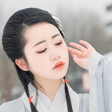 白衣素雪帶傘女生頭像，唯美古風真人頭像