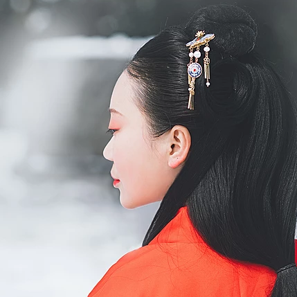 紅梅白雪彈琴女生頭像，唯美古風真人頭像