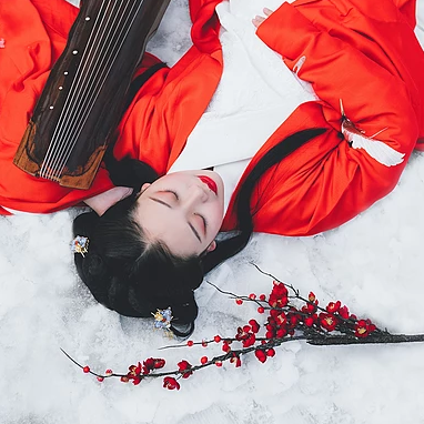 紅梅白雪彈琴女生頭像，唯美古風真人頭像