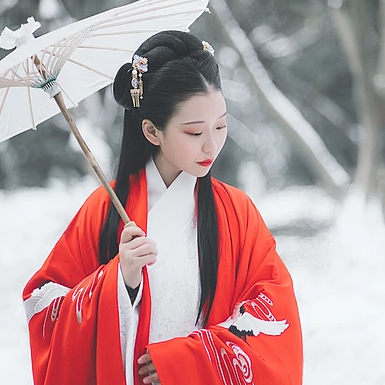 紅梅白雪彈琴女生頭像，唯美古風真人頭像