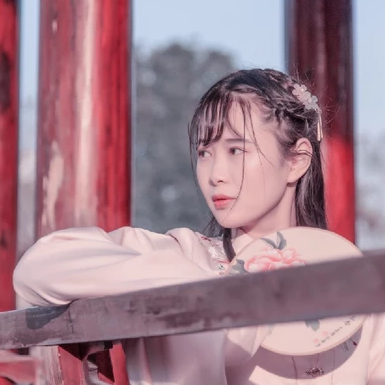油紙傘下清新文藝女生頭像，唯美古風真人頭像